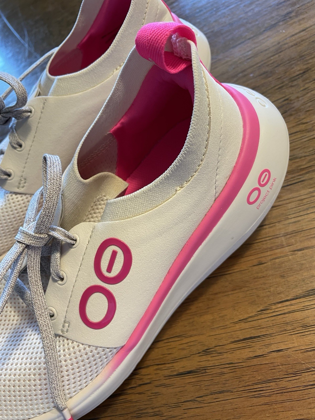 **OOFOS Women’s Limited Edition 2025 OOmy Stride – Project Pink – WORN TWICE 6.5