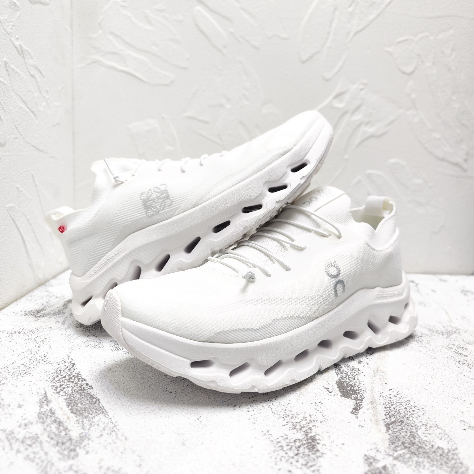 Rowei Cloud Layer Inclined White Elastic Hollowed Sole Men’s Sports Shoes