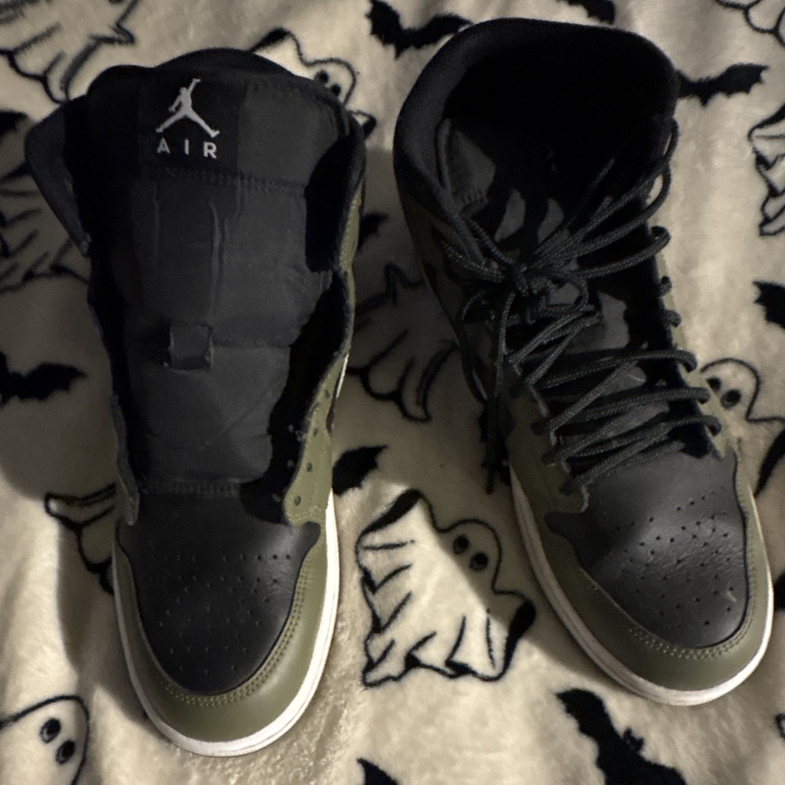 Jordan Air Jordan 1 Men’s Mid Top Lace-Up Basketball Sneakers Green/Black/White