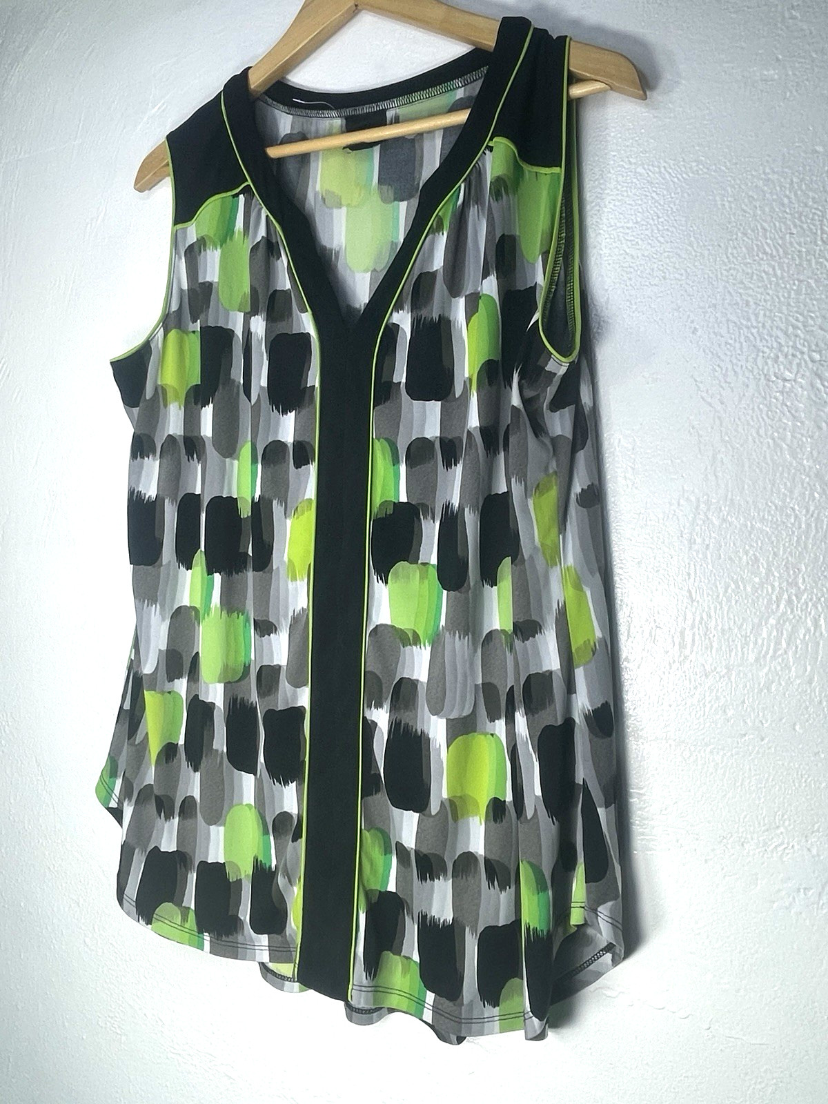 Worthing Womens 1X Sleeveless Blouse Green Black Abstract Print V Neck Career