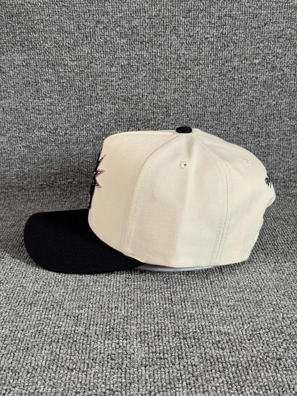 Mitchell & Ness NY Rangers Retro Snapback NHL 100 Cream Black Hat