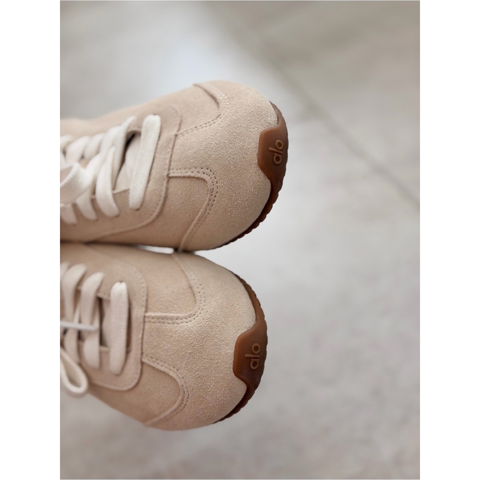 New ALO Yoga Sunset Sneaker Sandstone Suede Cream Women’s Size 7