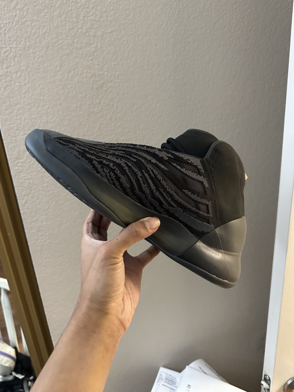 Size 9 – adidas Yeezy Quantum Onyx (ONE RIGHT SHOE ONLY)