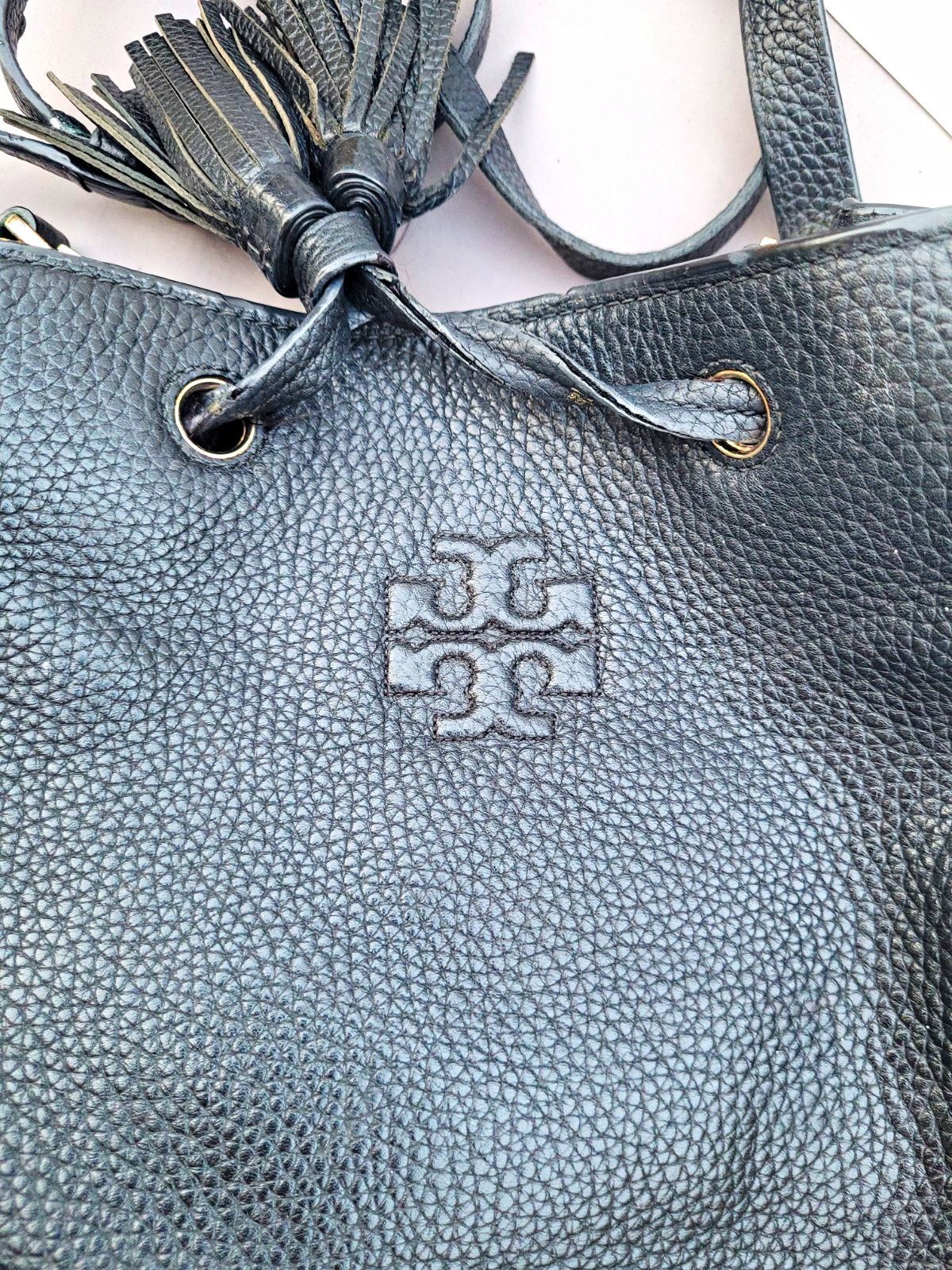 Tory Burch Medium Black Pebbled Bucket Drawstring Zip Tassel Detachable Strap