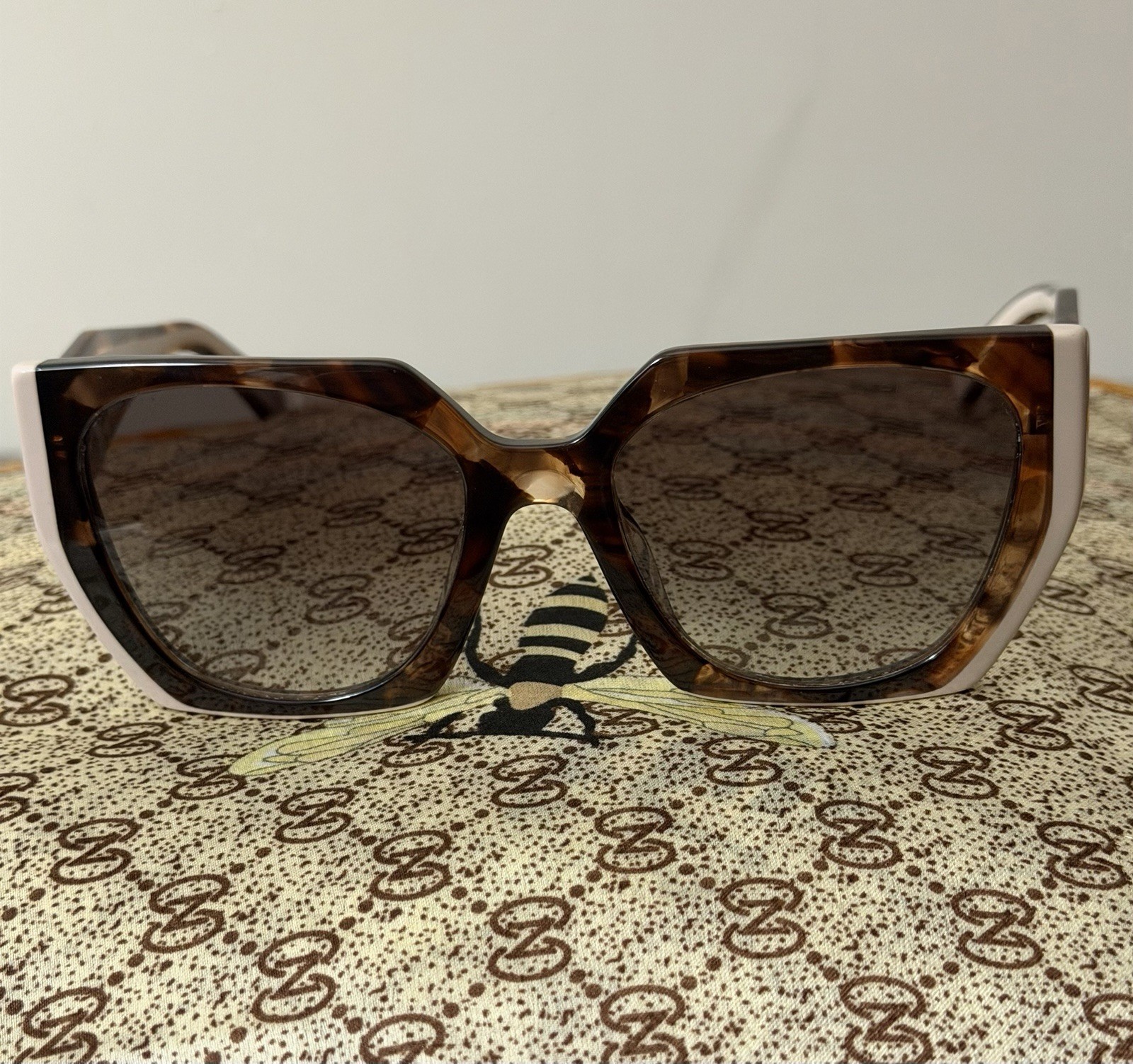 Prada SPR15W sunglasses ,original $489 ,tortoiseshell and beige authentic NB￼