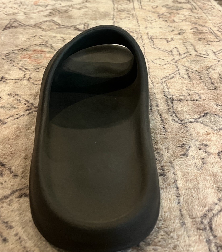 Adidas Yeezy Men’s Black Slide Slightly Used Good Condition