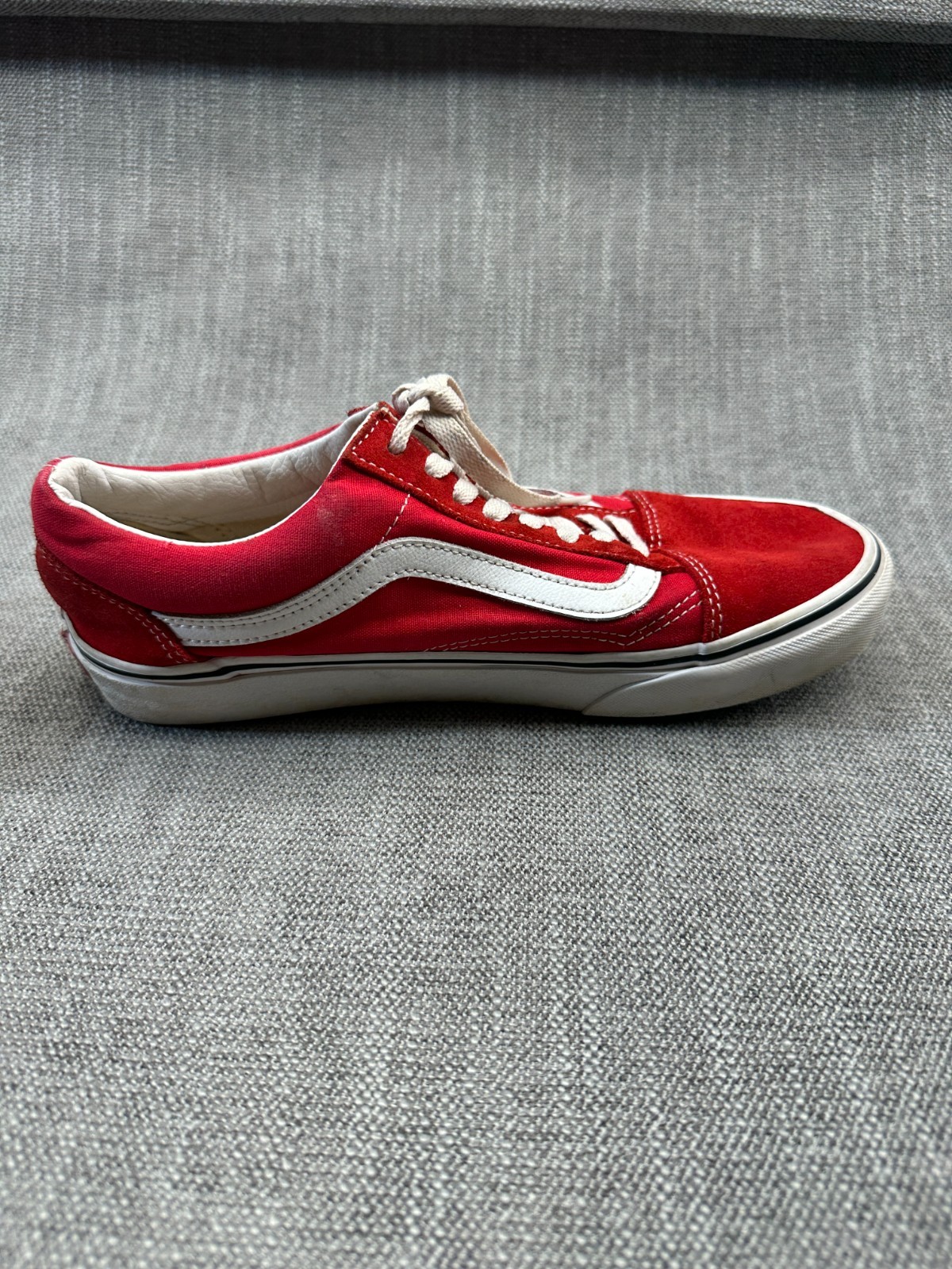 Vans Old Skool Unisex M7.5/W9 Skateboarding Shoes Red Suede Athletic Sneakers