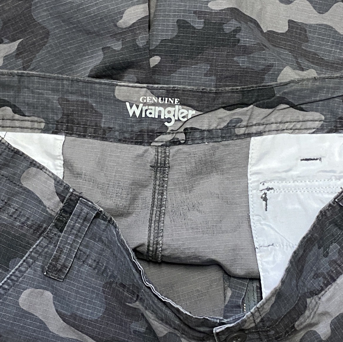 Genuine Wrangler Camo Cargo Shorts Size 40 Camouflage Relaxed Fit Hike Travel