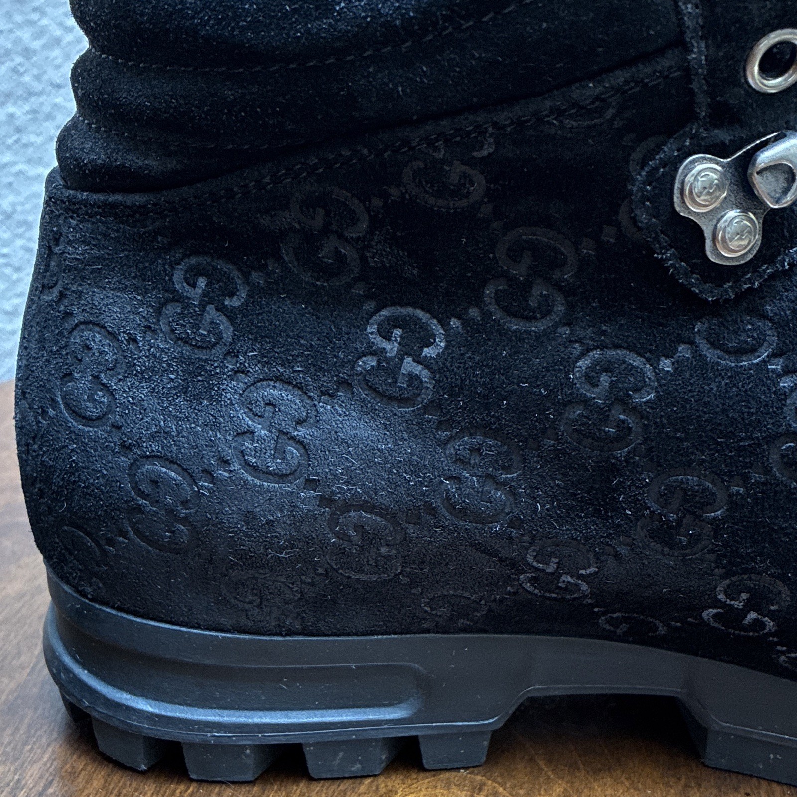 Gucci Men’s Black Suede Ankle Hiker Boots Lined Lace-Up Logo Fur Trim