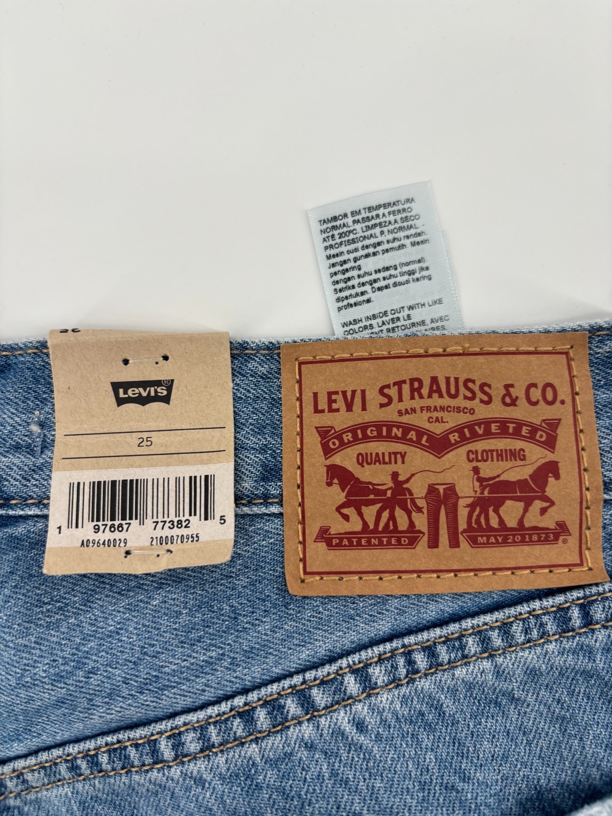 Levi’s Low Pro Straight Leg Jeans Womens Blue Denim Distressed Mid Rise 25 NWT
