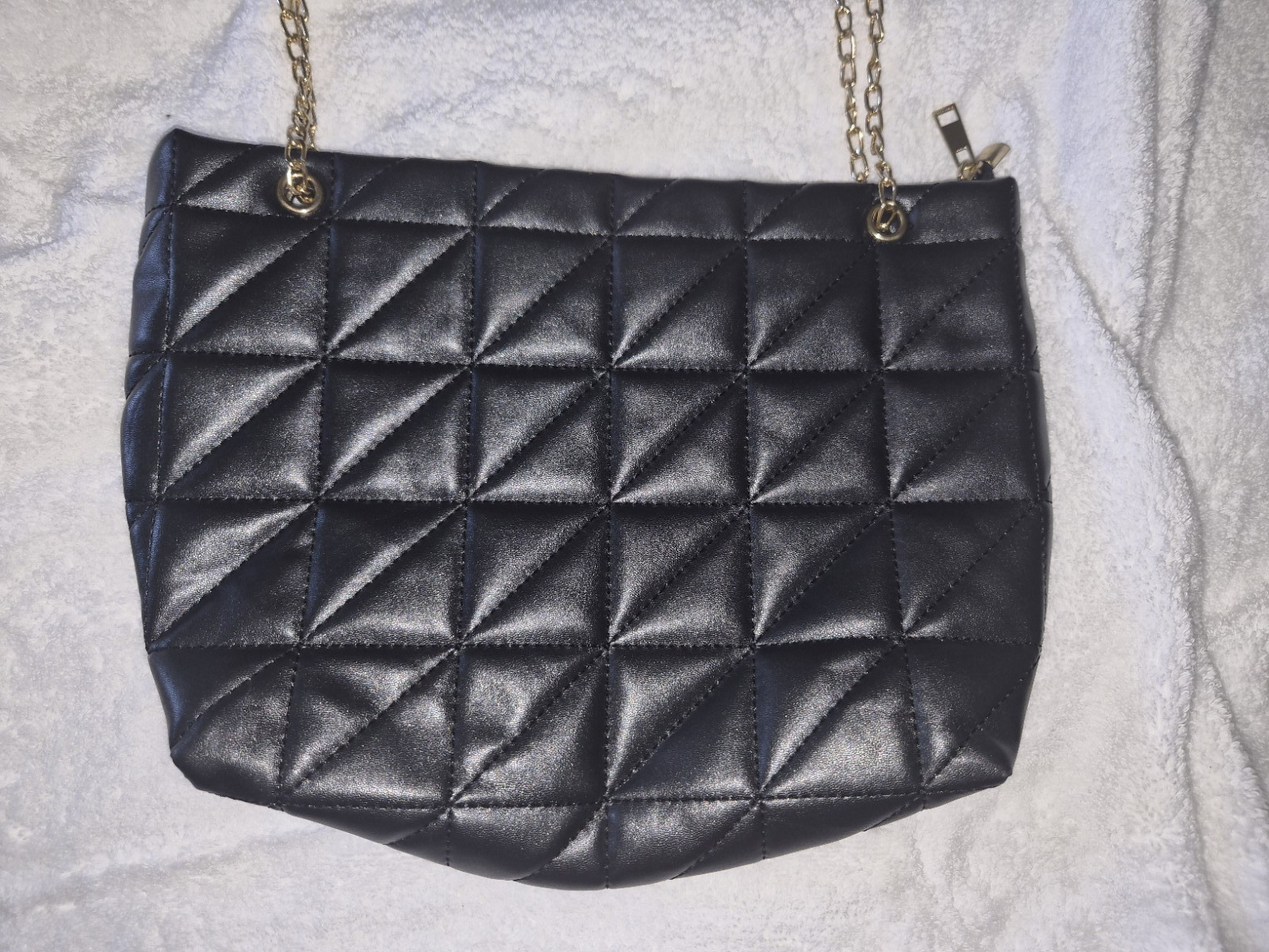 Black Quilted Women’s Shoulder Bag Gold-Tone Chain Strap Zip Closure Lined