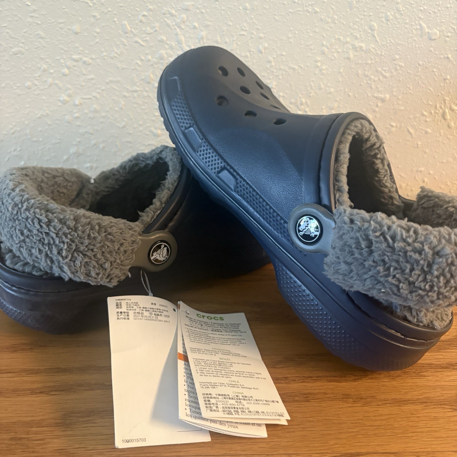 Crocs Unisex Adult Classic Baya Lined Fuzzy Strap Clogs Navy/Gray Lining W6/M4