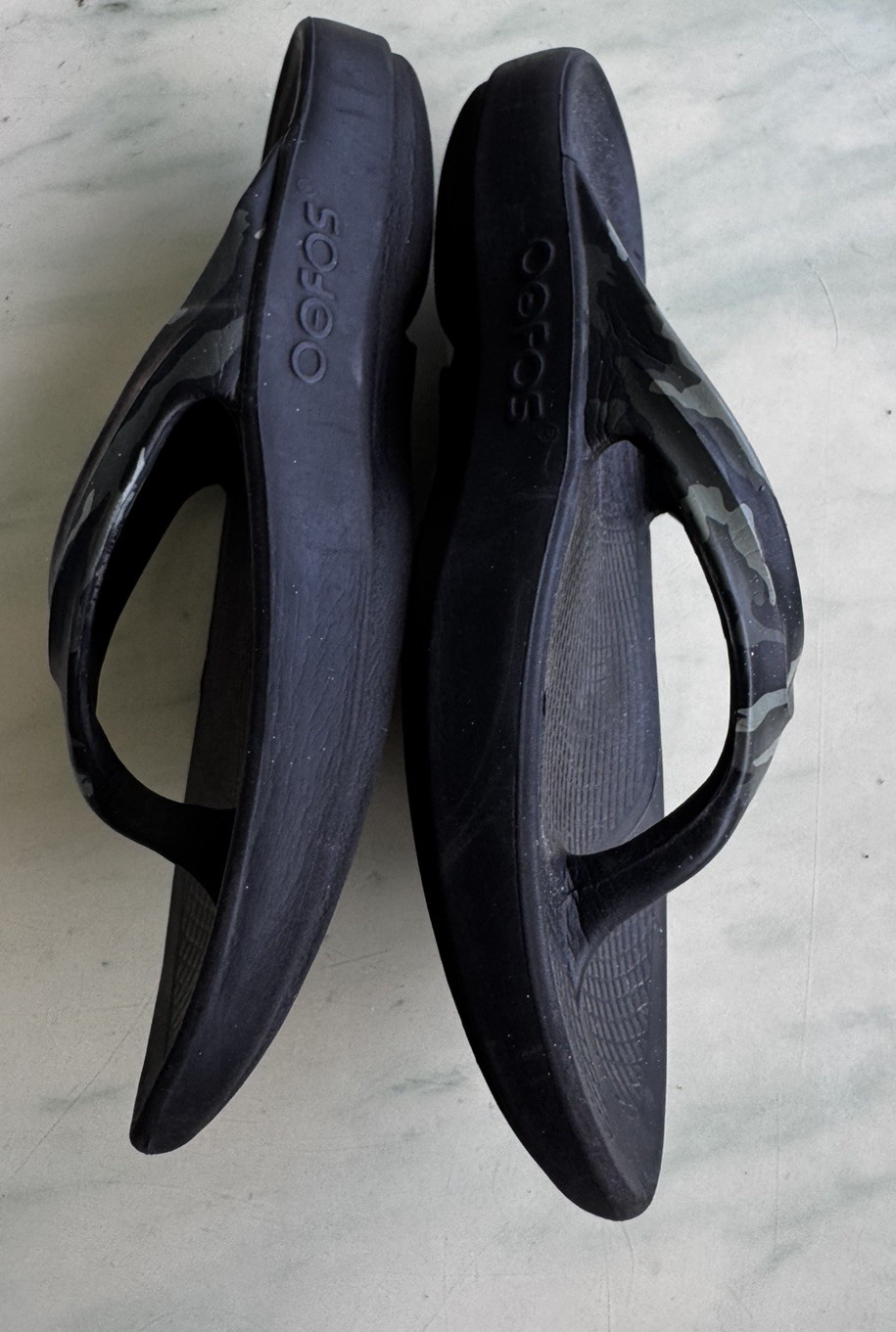 OOFOS OOlala Womens Thong Recovery Sandals Black Green Camo Sz 8