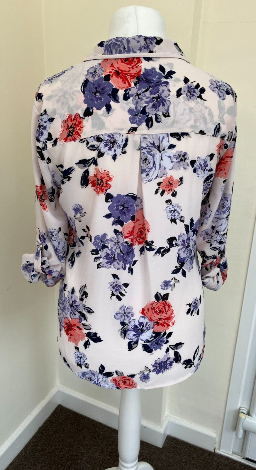 Candie’s Roll Tab Sleeve Floral Blouse – Size Large – Cream/Multicoloured