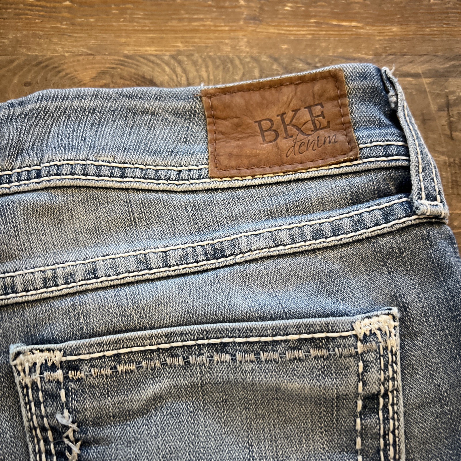 Buckle BKE Sabrina Light Wash Distressed Stretch Y2K Low Rise Shorts Sz 26