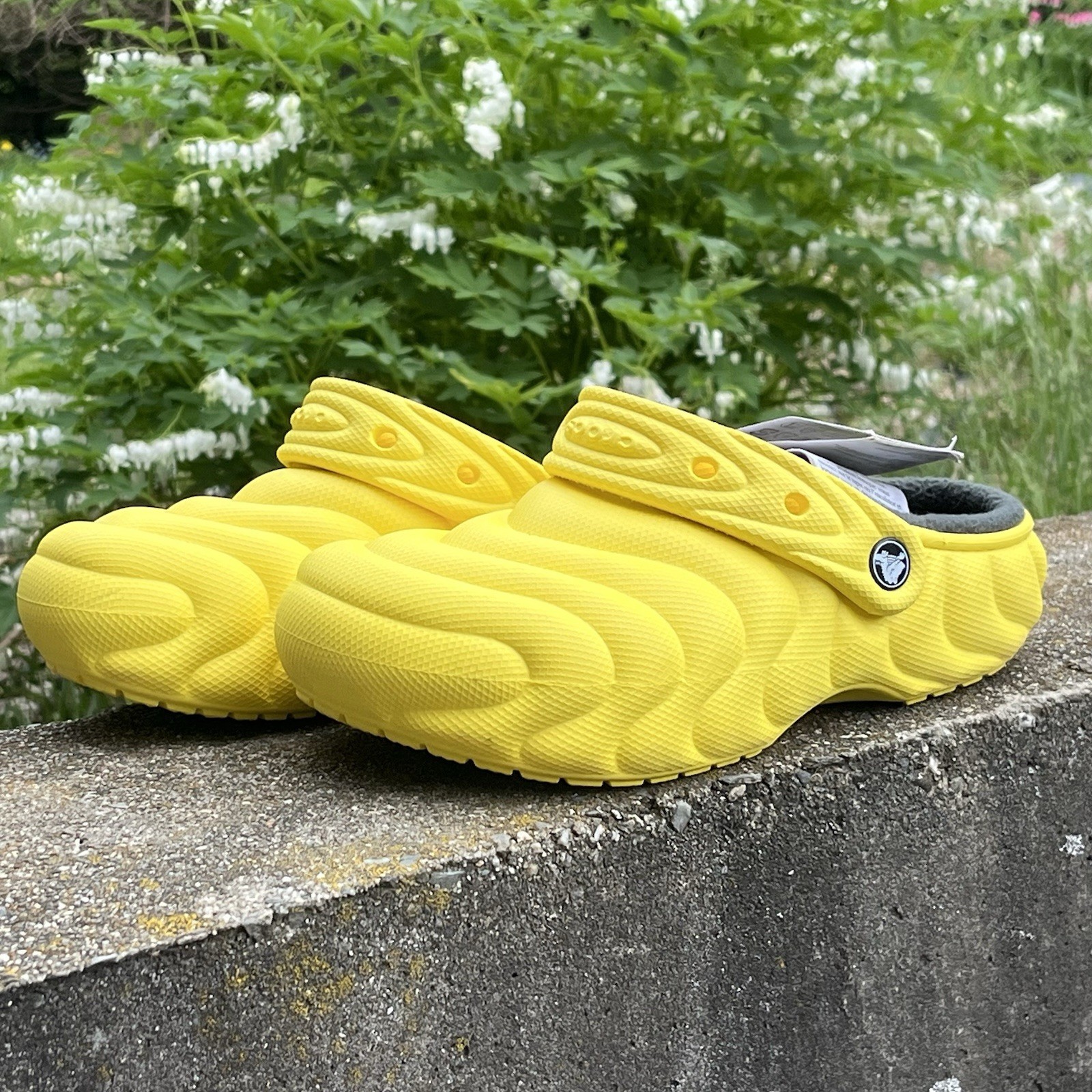 NWT Womens Crocs Classic Lined Overpuff Yellow Clogs Shoes Sandals M4/W6