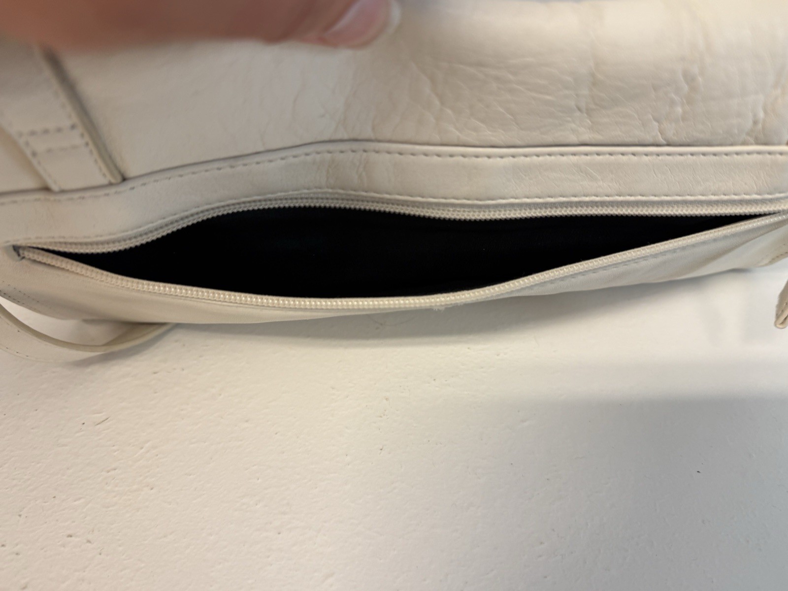 Tignanello Off-White Genuine Leather Shoulder Bag Flap Buckle Magnetic Vintage