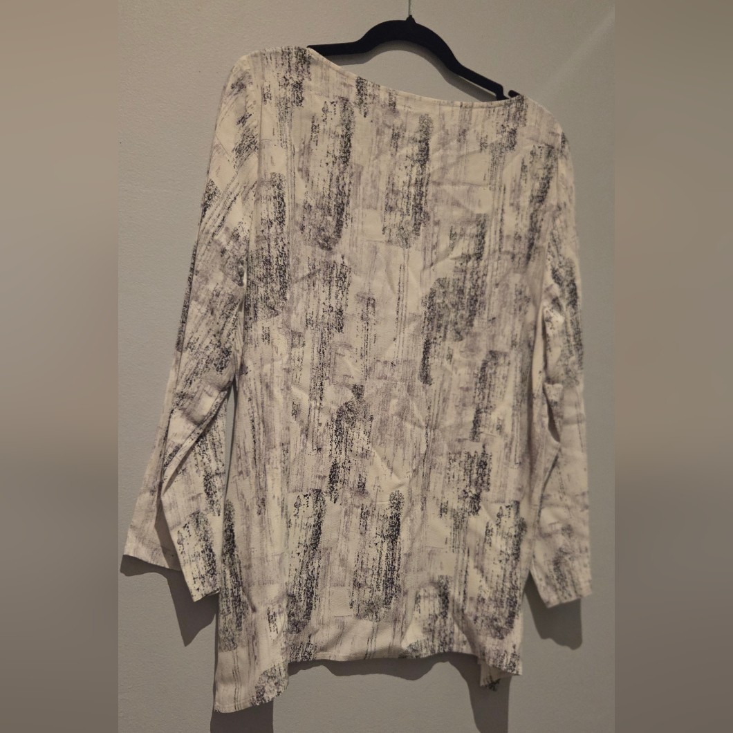 Eileen Fisher Women’s Abstract Print Blouse White and Black High Low EUC Size M