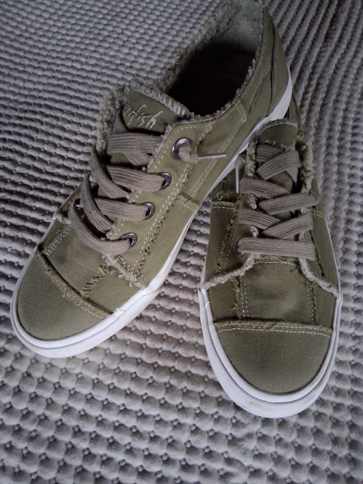 Blowfish Malibu Womens 8.5M Sneakers Lined Canvas Slip-On Lace-Up, Sage Green