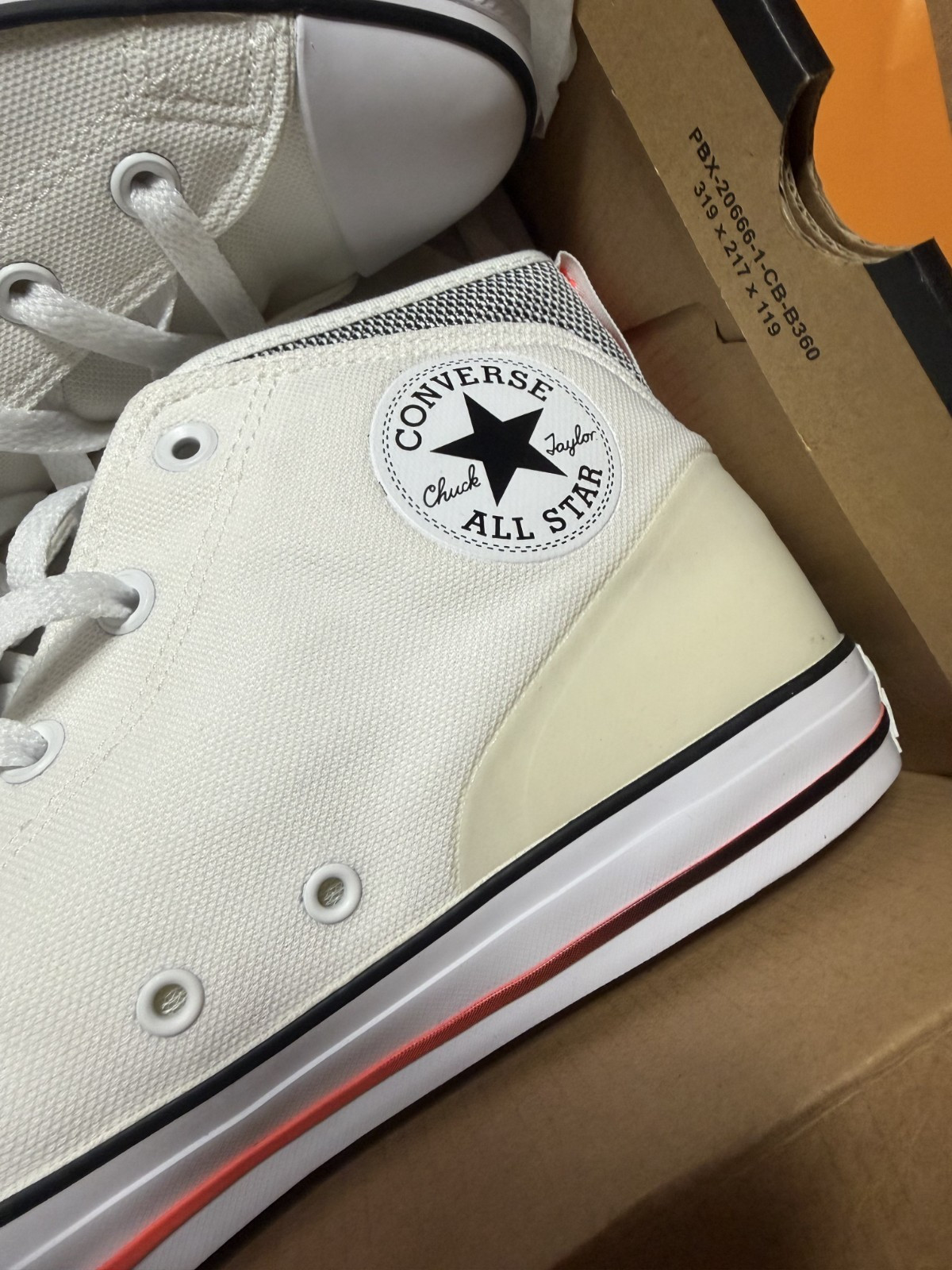 BRAND NEW Converse Men’s 10.5 Chuck Taylor All Star Syde Street White/Orange