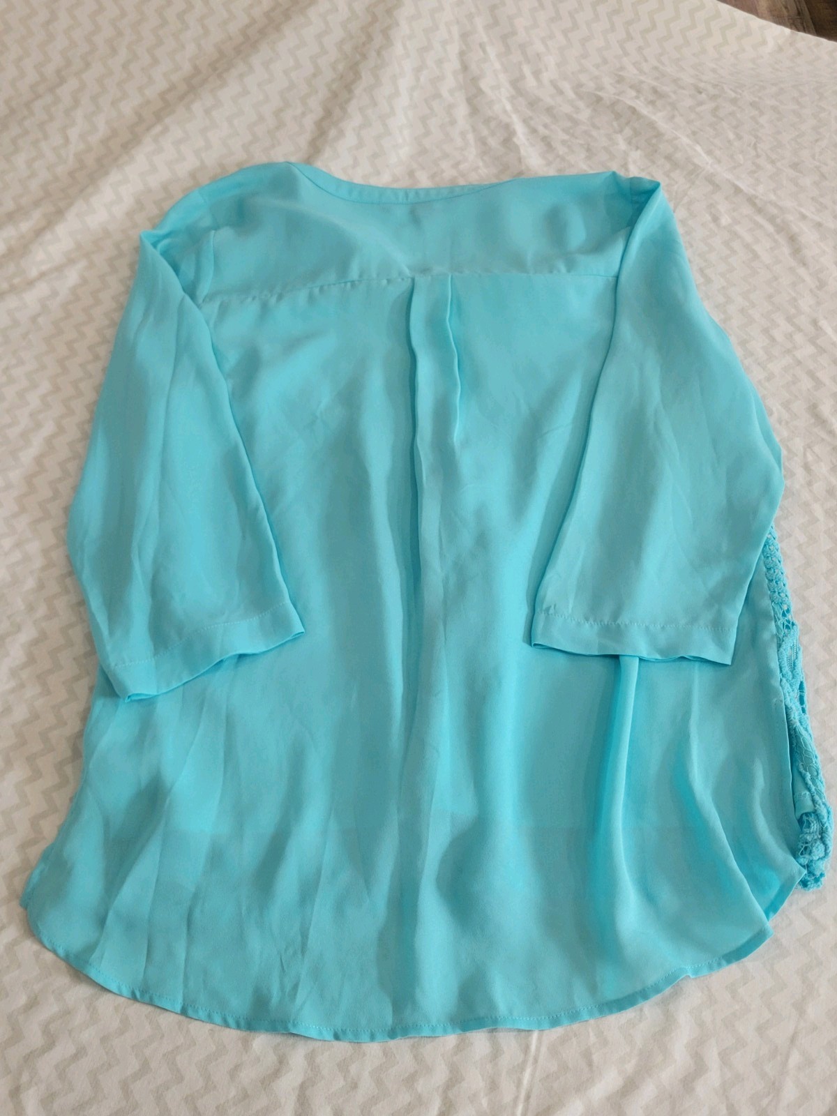 Valerie Stevens Embroidered Lace Turquoise V Neck 3/4 Sleeve Crochet Breezy top