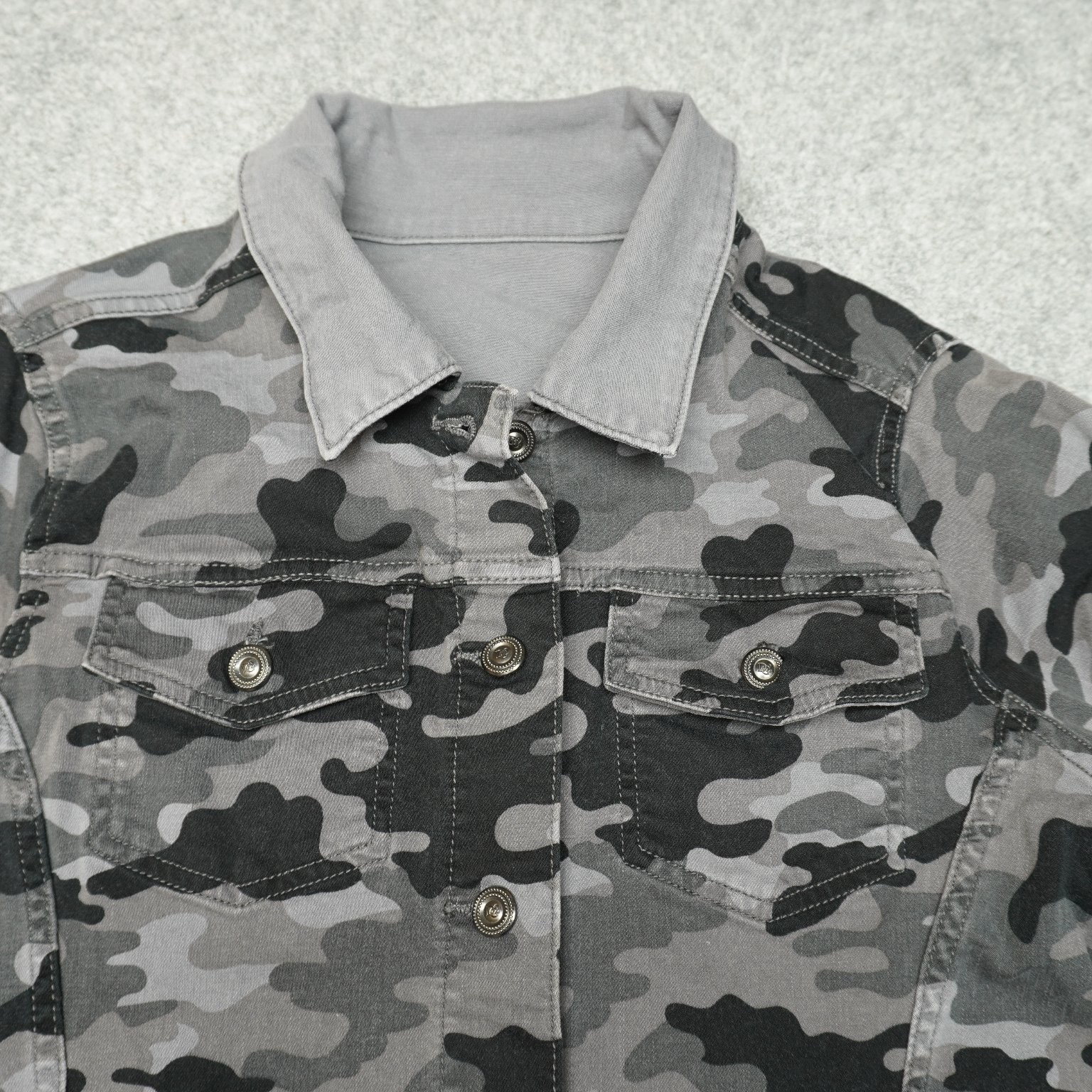 Women’s Camouflage Denim Jacket Medium Gray Cotton Blend Frayed Hem Reversible