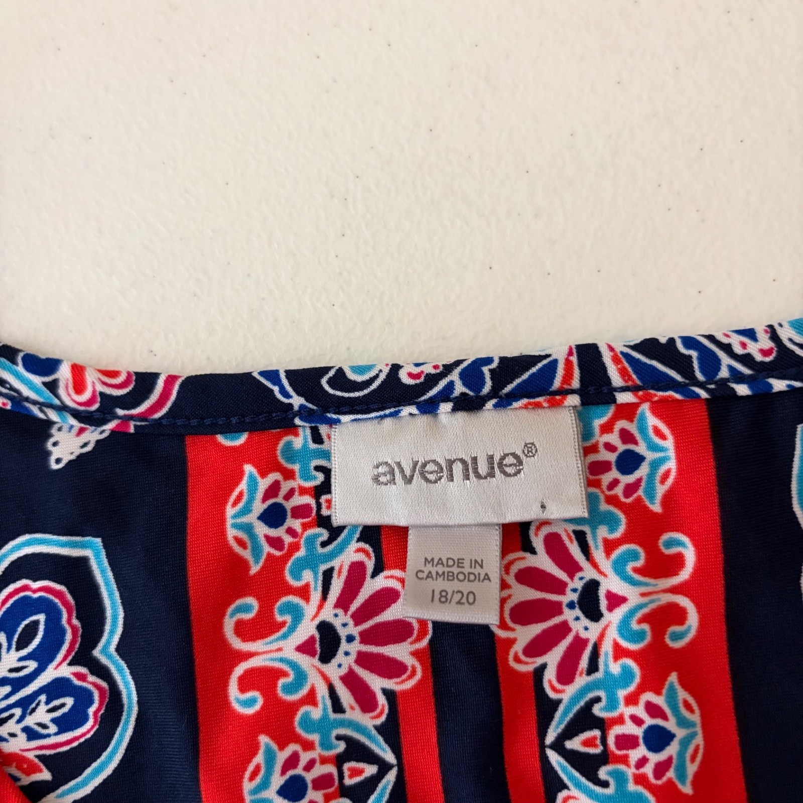 Avenue Blouse Women’s 18/20 Round Neck Keyhole Sleeveless Floral Printed Shirt