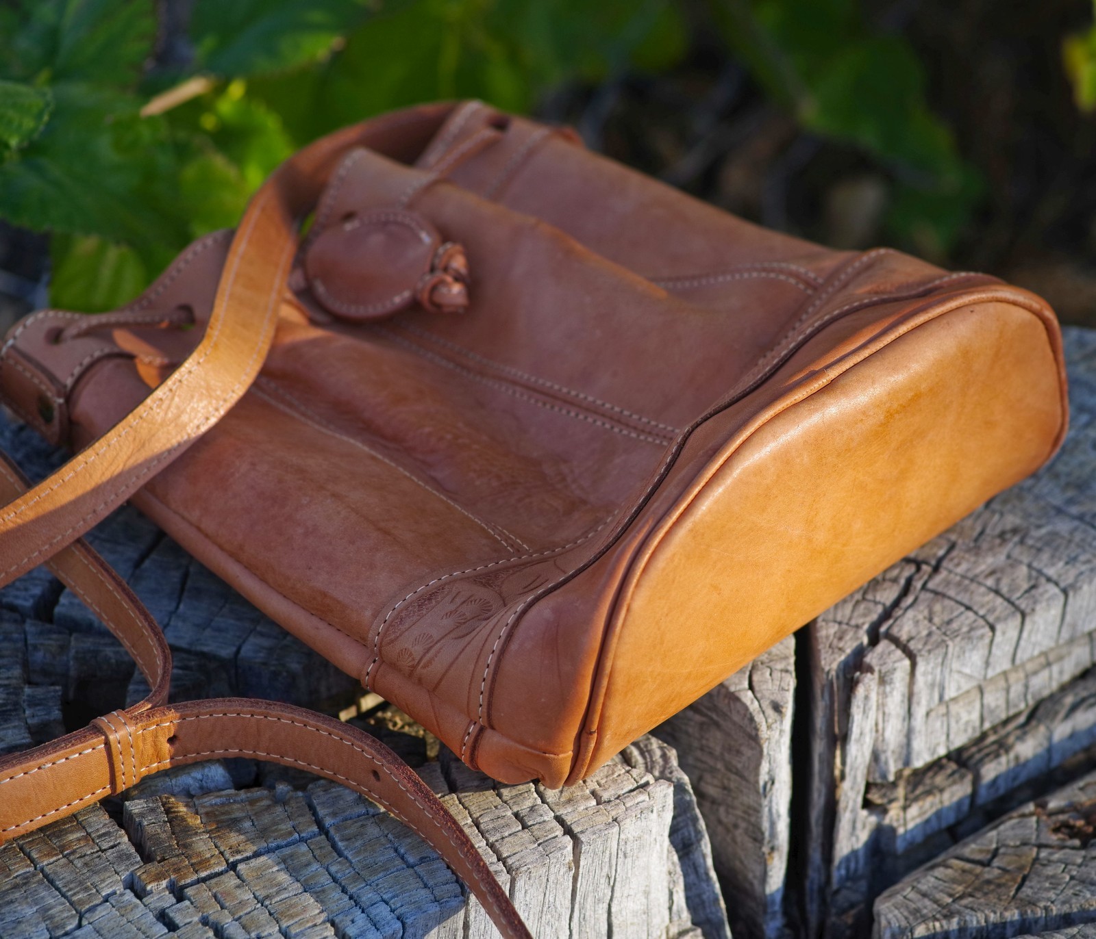 VINTAGE Genuine Leather Hand Tooled Shoulder Bucket Bag Paraguay WONDERFUL BAG!