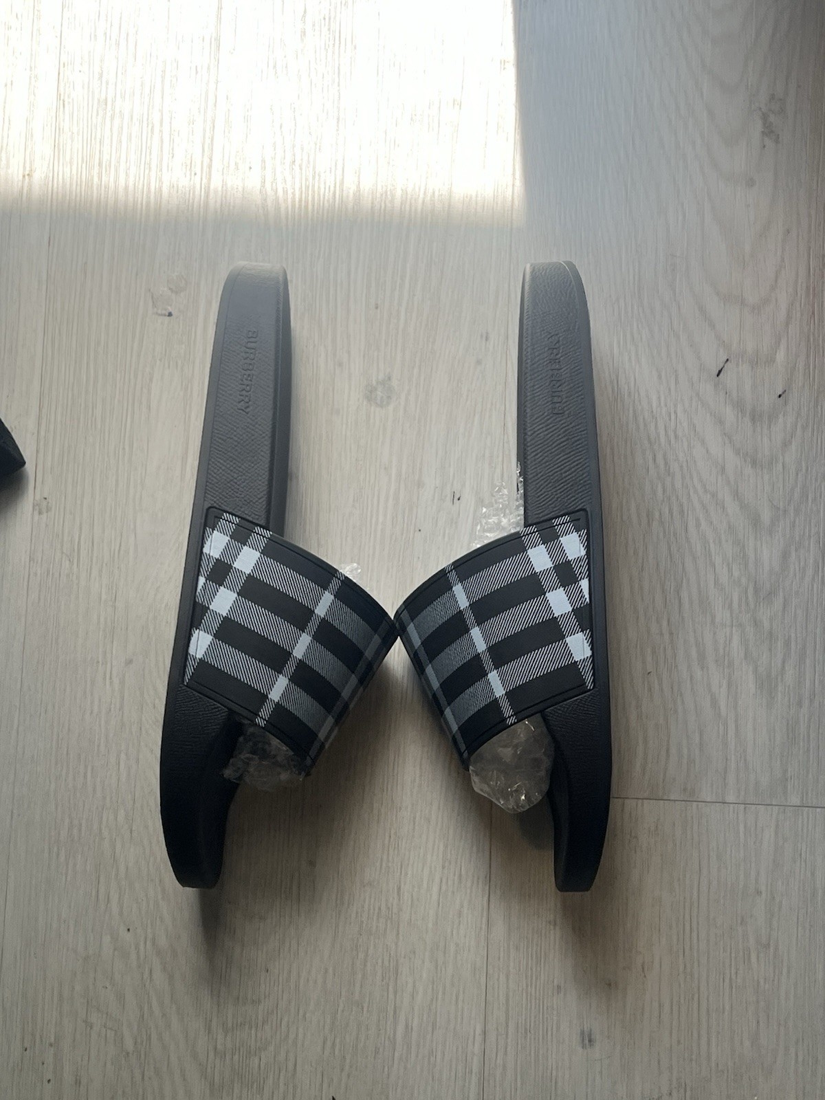 Burberry Teens US 8.5 Rubber Black/White Plaid Logo Slip-On Slide Sandals
