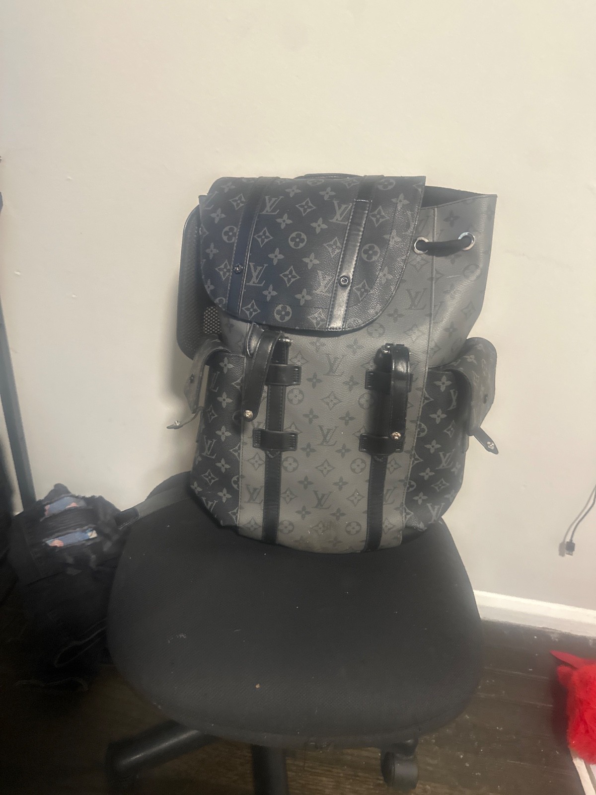 louis-vuitton backpack damier