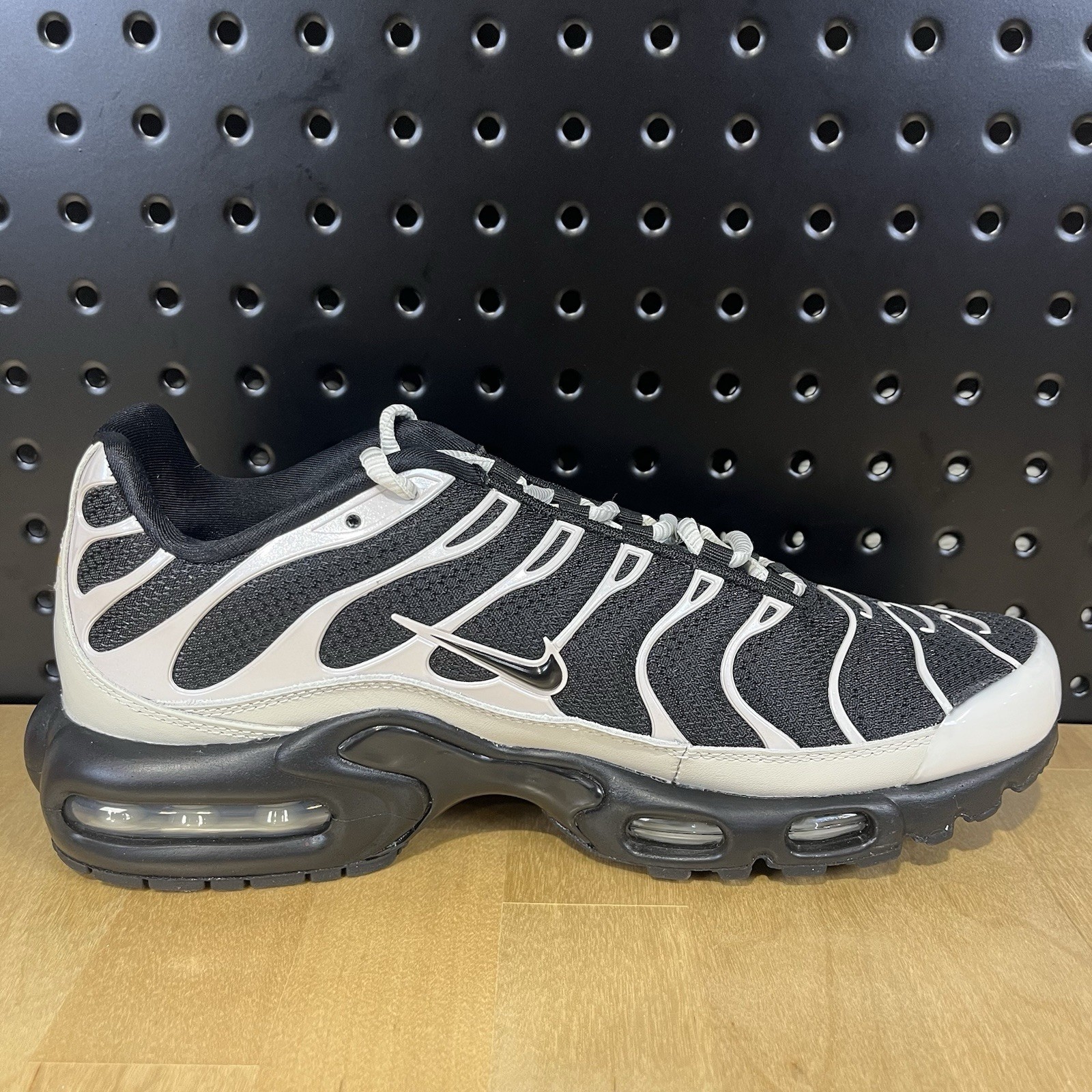 Nike Air Max Plus NBY Men’s 8 / Women’s 9.5 Black Grey Shoes HF0665 900 NEW