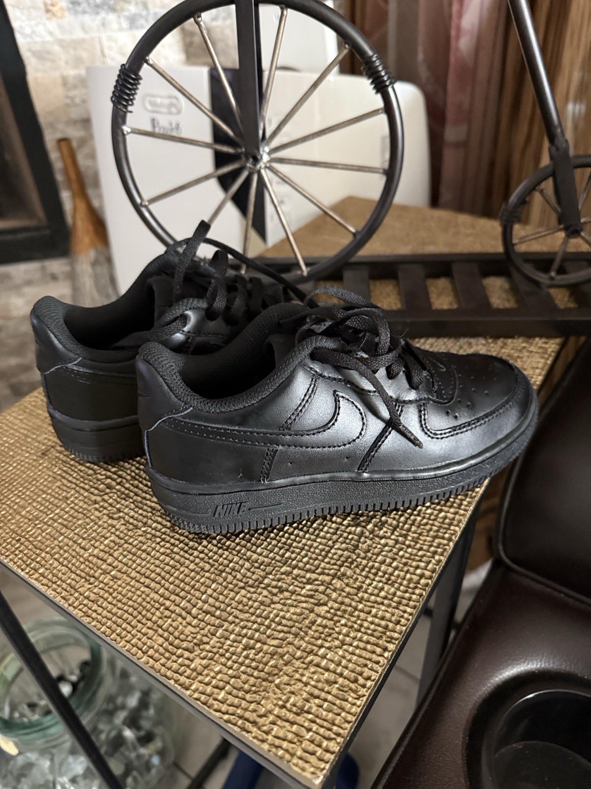Kids Nike Black Low Top Athletic Sneakers Leather Upper Rubber Outsole Lace-Up