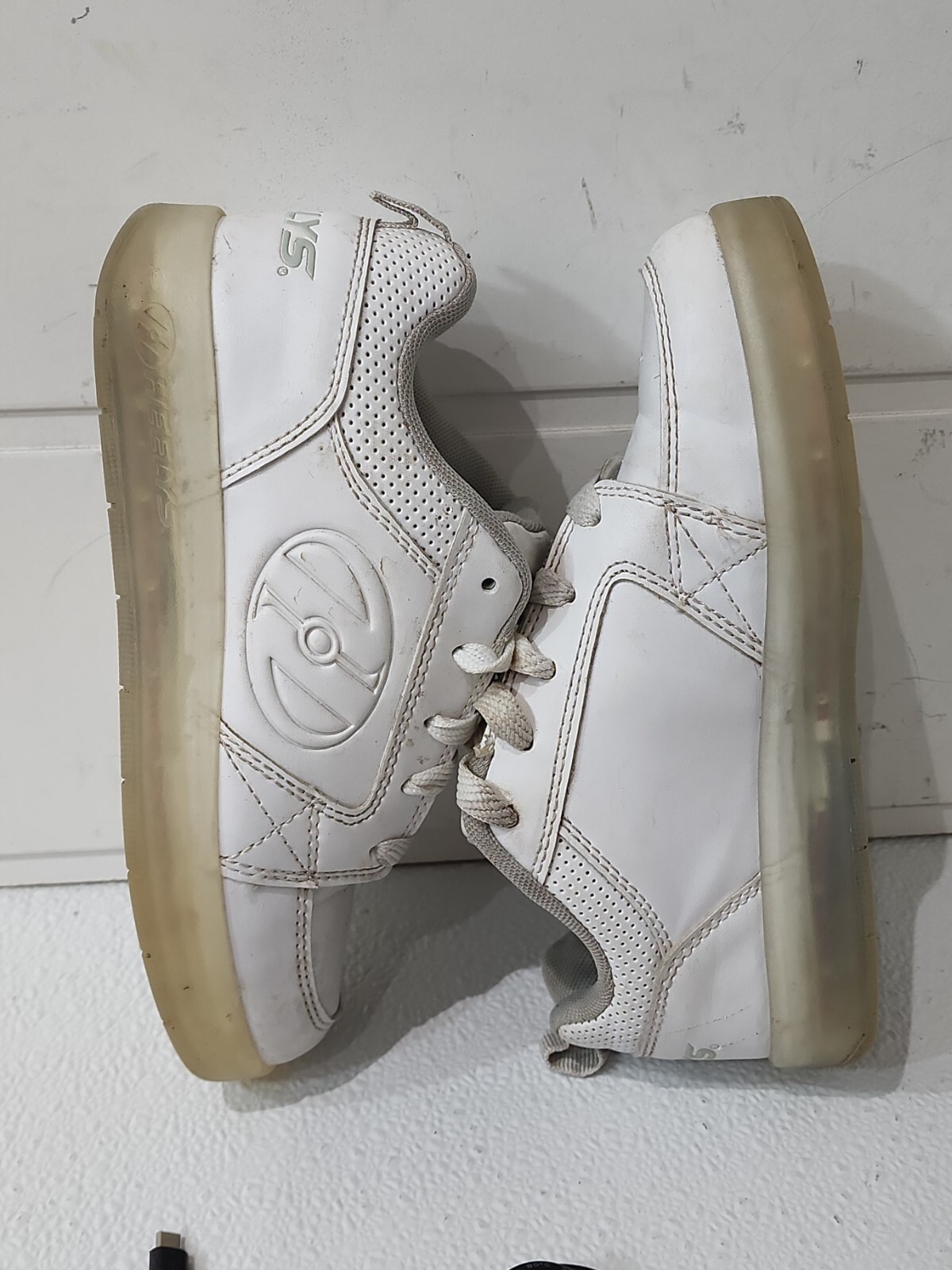 Heelys Premium 1 Lo Light Up Rechargeable Skate Shoe Youth Size 4 + Dual Charger