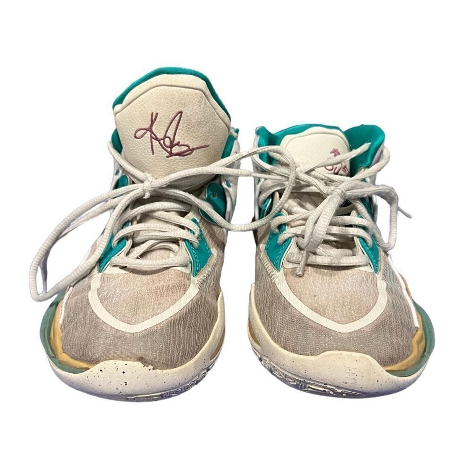 Nike Kyrie and Sue Bird  Infinity Golden Tribute sneakers youth size 4