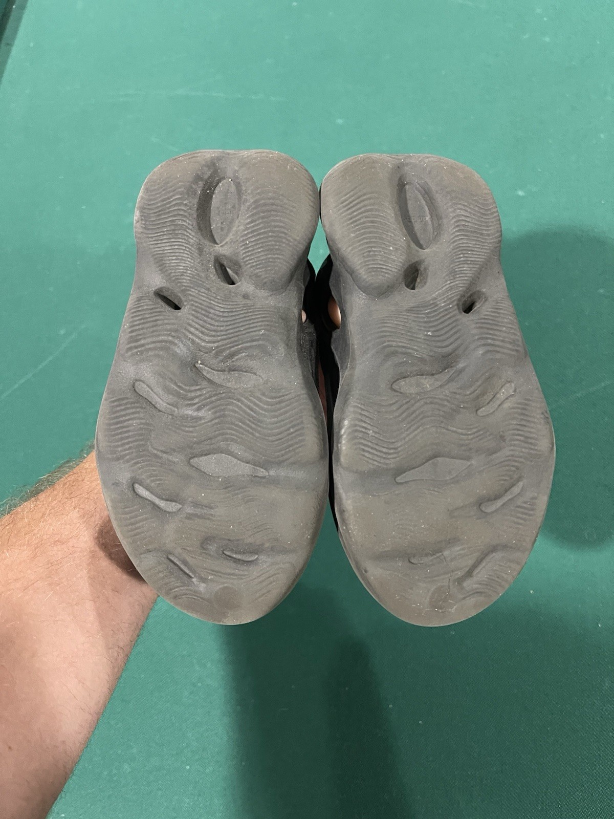 yeezy foam runner size 9 Kids Onyx