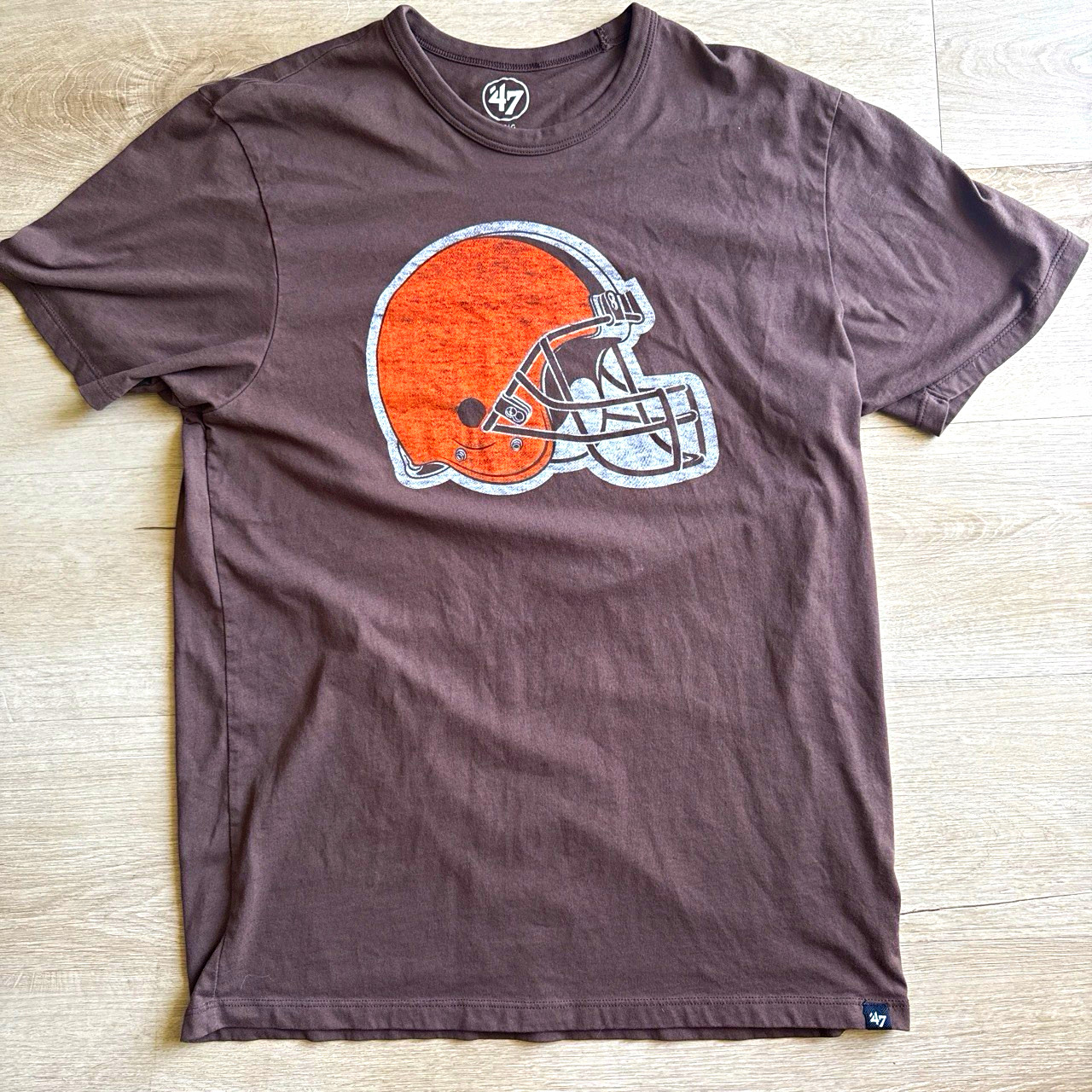 47 LIGG Men’s Cleveland Browns Helmet Graphic Crew Neck T-Shirt Brown Size L