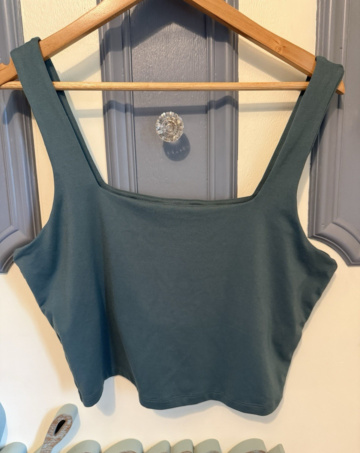 Hollister Women’s Green Cropped Tank Top Square Neck Wide Strap Solid XL