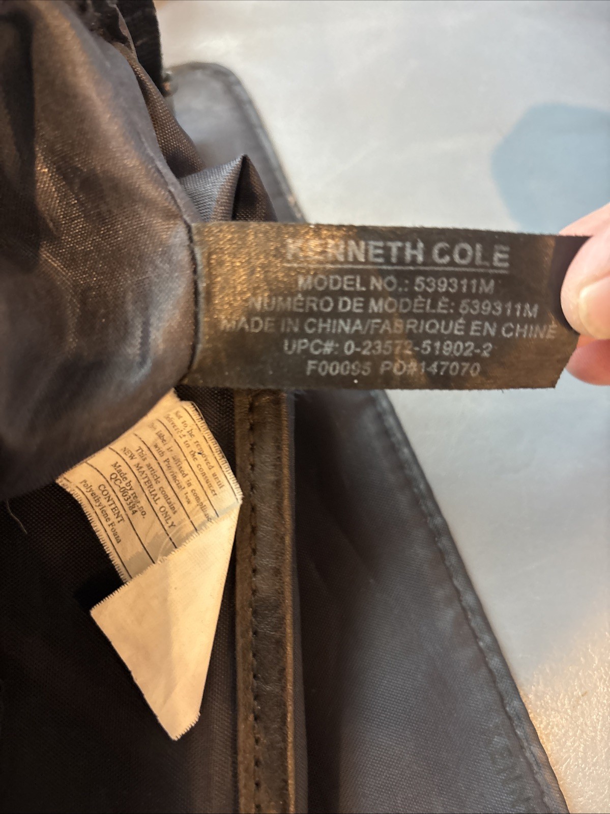 Kenneth Cole Reaction Colombian Leather Crossbody 15.6″ Messenger Bag