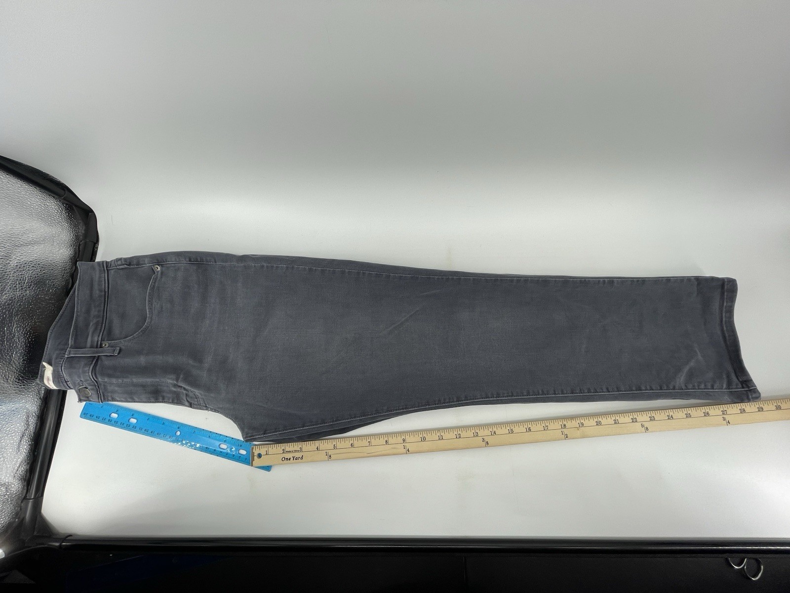 Levis Classic Straight Leg Stretch Jeans Women Size 31 Mid Rise Gray Denim