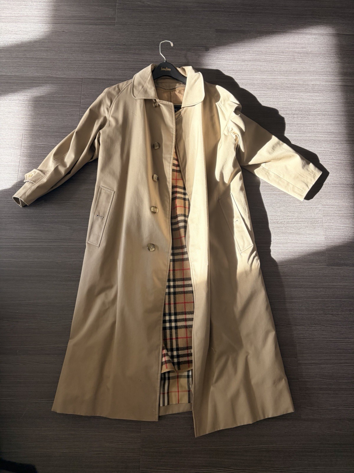 Rare Burberry London Beige Trench Coat 48 Inches Top To Bottom, 16 Inch Sleeves