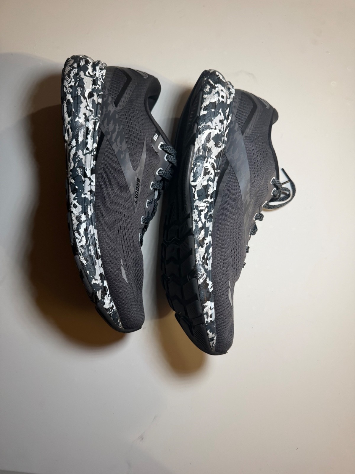 Brooks Ghost Running Shoes Men’s Size 11 Black Gray Athletic Sneakers Road Run.