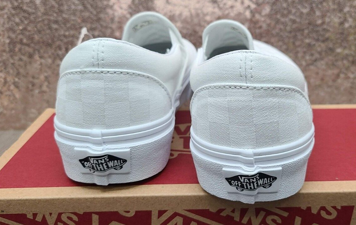 Vans VN000EYE Classic Slip On White Checkered Shoes Mens SZ 4.5, Ladies SZ 6