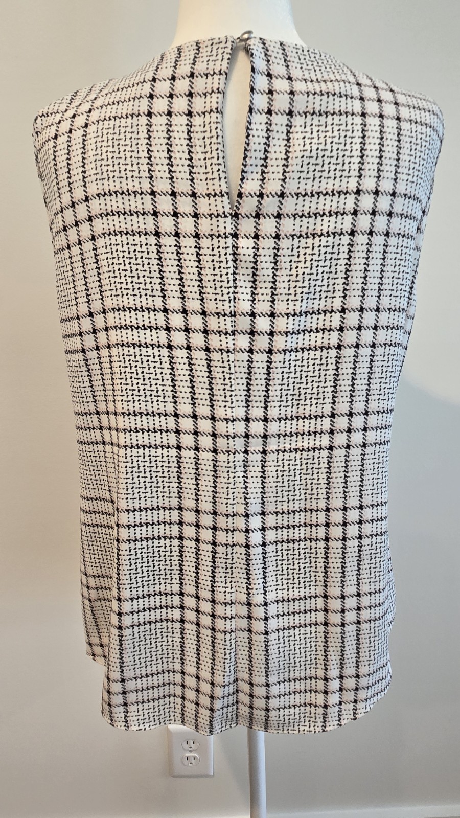WHBM Sleeveless White Plaid Ruffle Front Top – Size 6