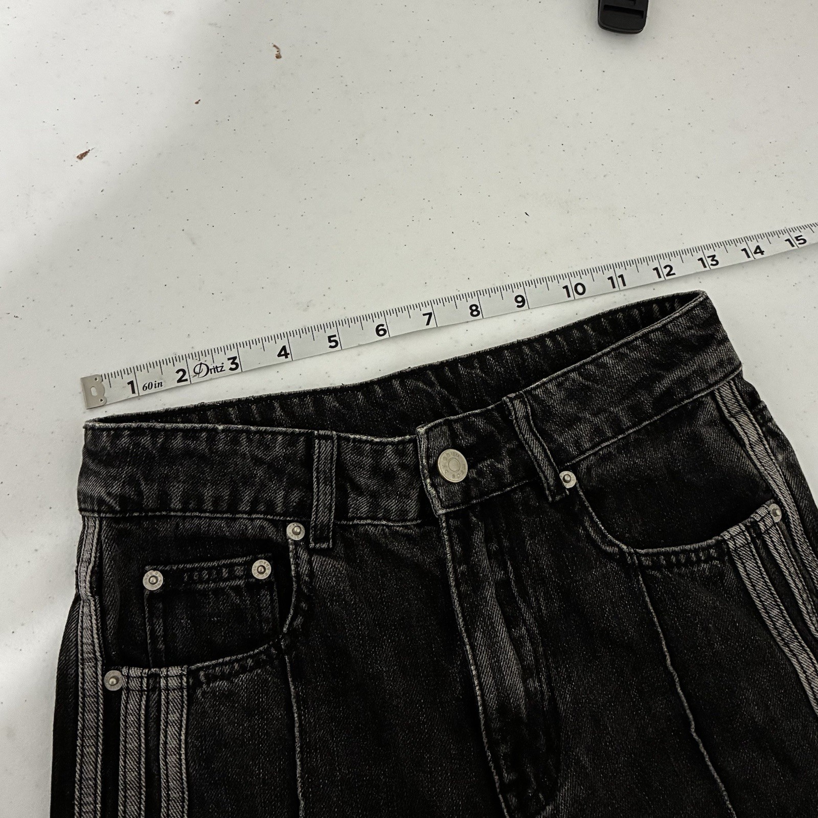 chuu High Rise Straight Dark Wash Black Denim Jeans Frayed Hem 5-Pocket