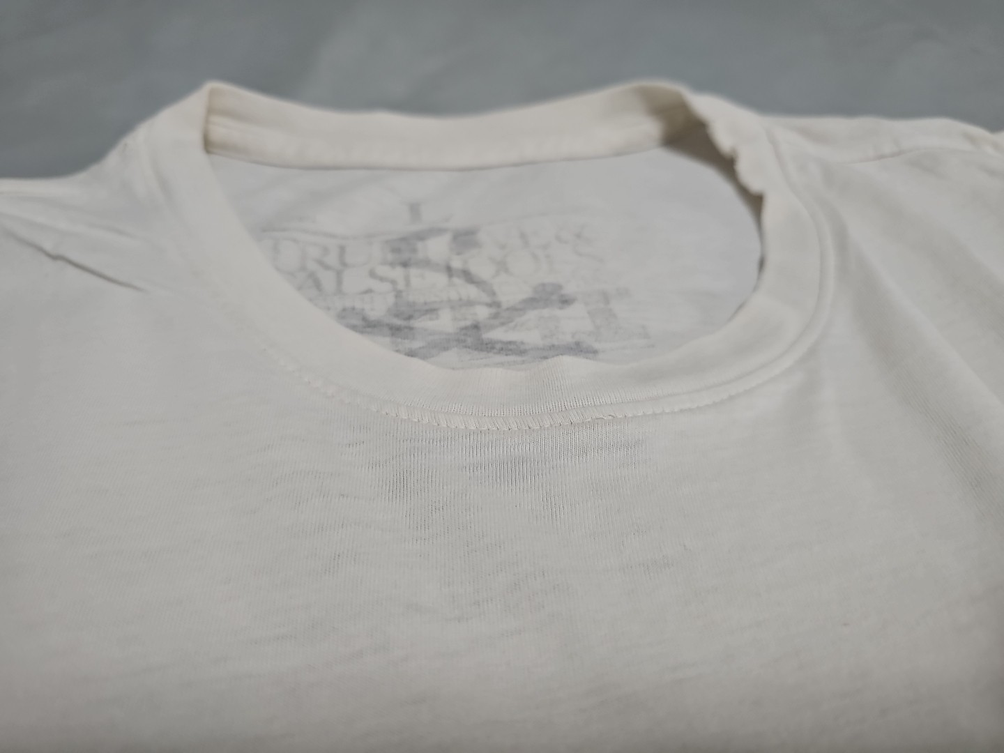 True Love & False Idols Painted Feel Muscular Wave Rider Distressed Tshirt L