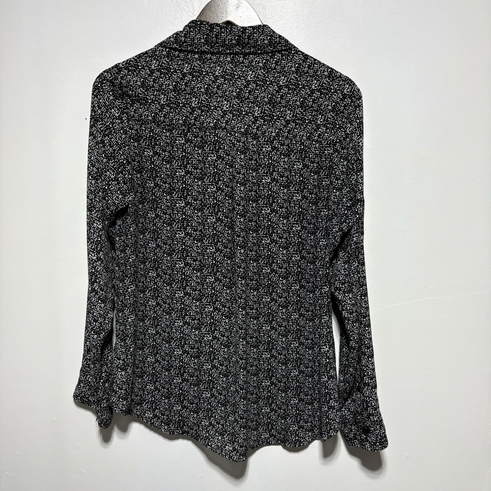 Express Blouse Womens M Black White Print Portofino Roll Tab Sleeve Button Front