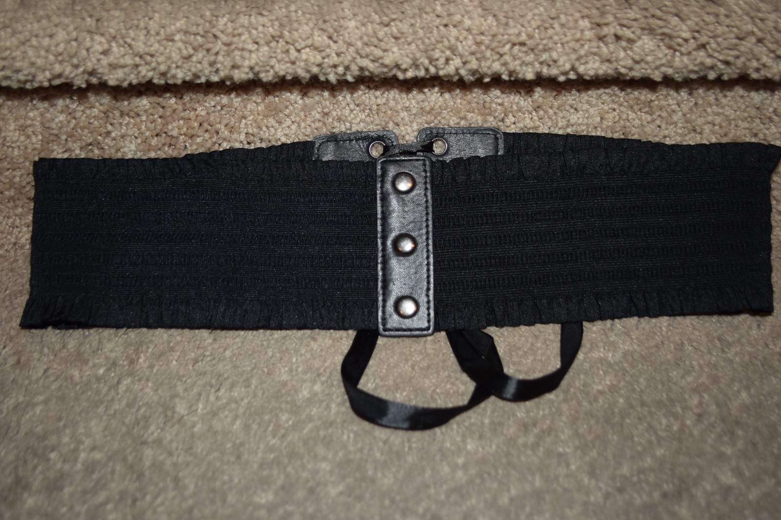 Size L/XL Black Ruffle Edges Elastic Lace Up Snap Close Corset Belt