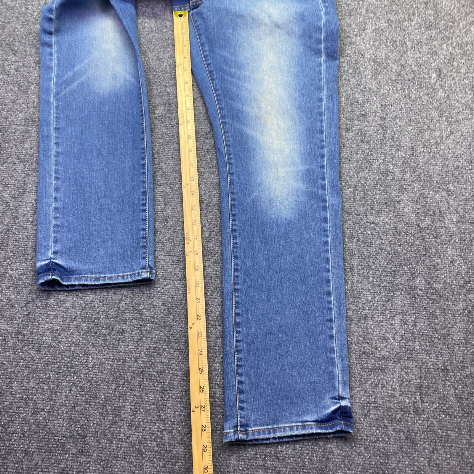 Levis 39250-0113 Womens Sz 10M Classic Straight Leg Blue Jeans Medium Wash