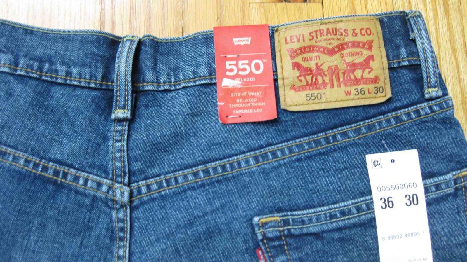 NWT – Levi’s 550 Relaxed Fit Tapered Leg Blue Med Stonewash Jeans – size 36/30