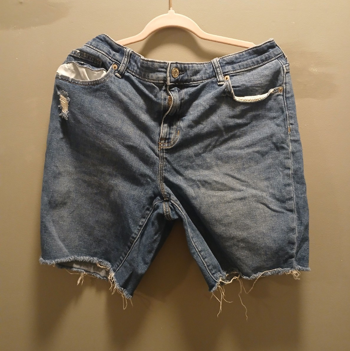GAP Men’s Blue Denim Bermuda Shorts 9 in Inseam 5-Pocket Fringe Button